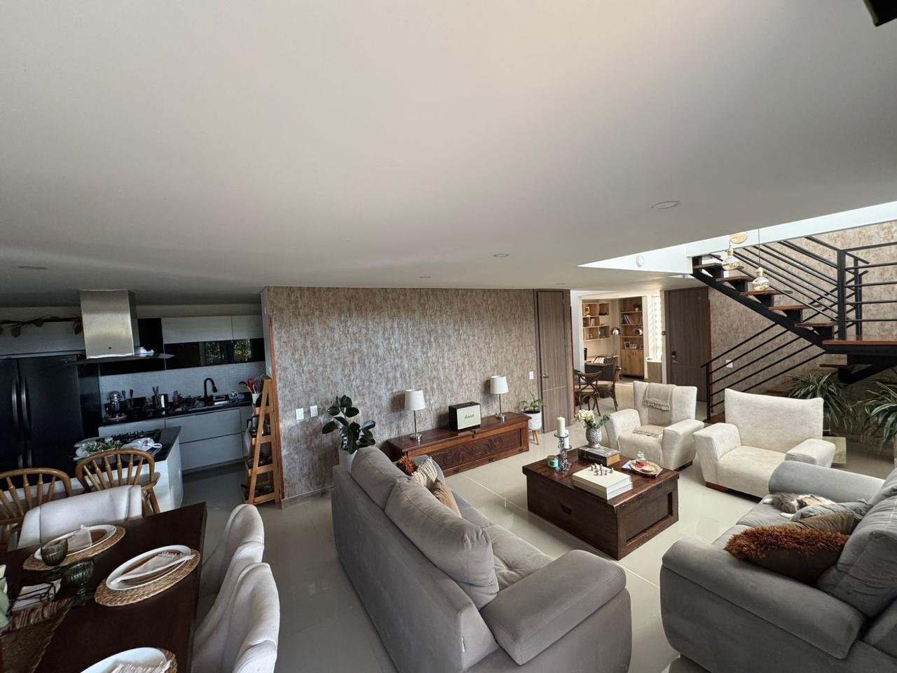 VENTA DE CASA DE LUJO - 4 HABITACIONES + JACUZZI Y ORATORIO