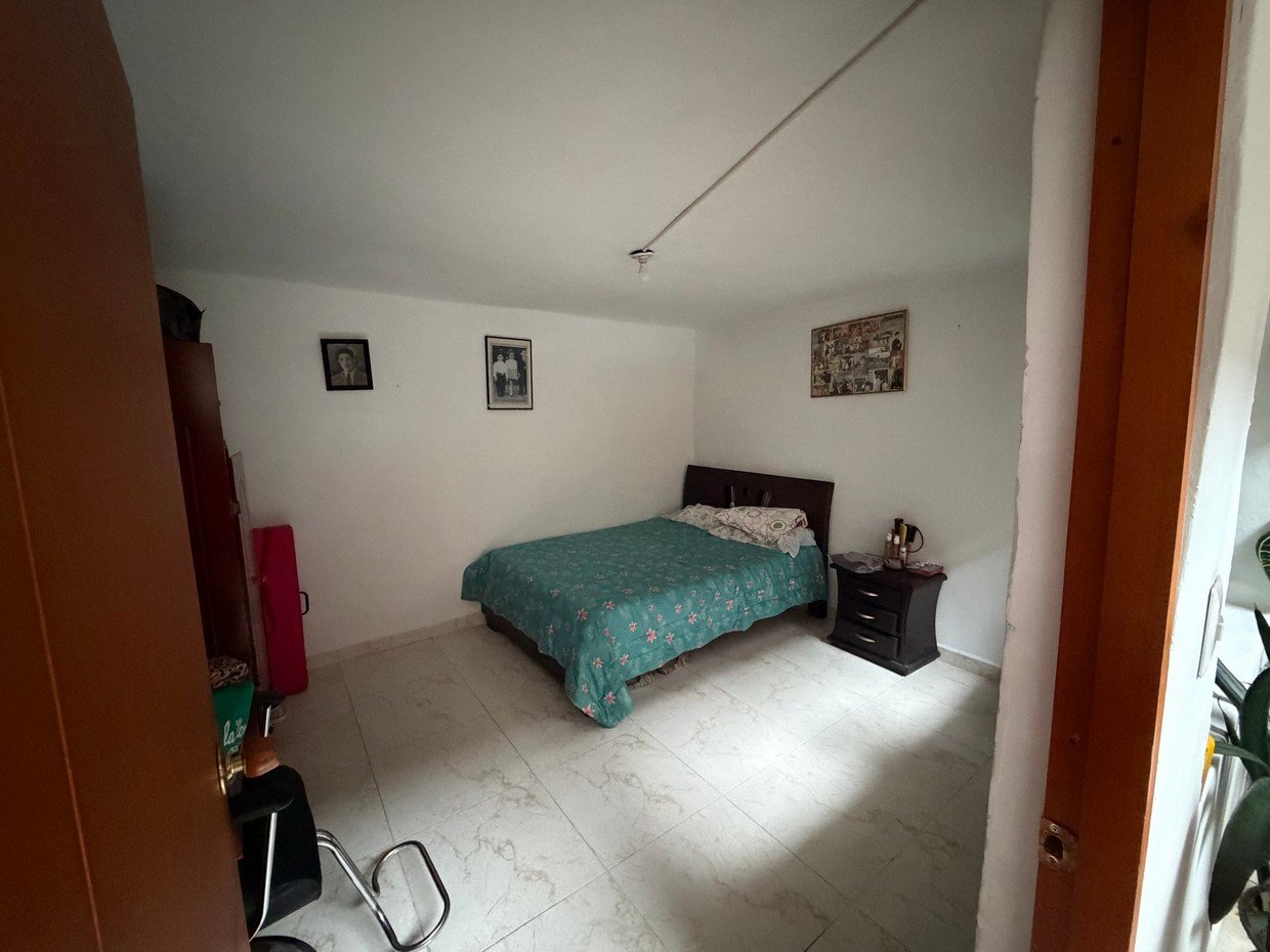 CASA CON 2 LOCALES EN LA ESMERALDA