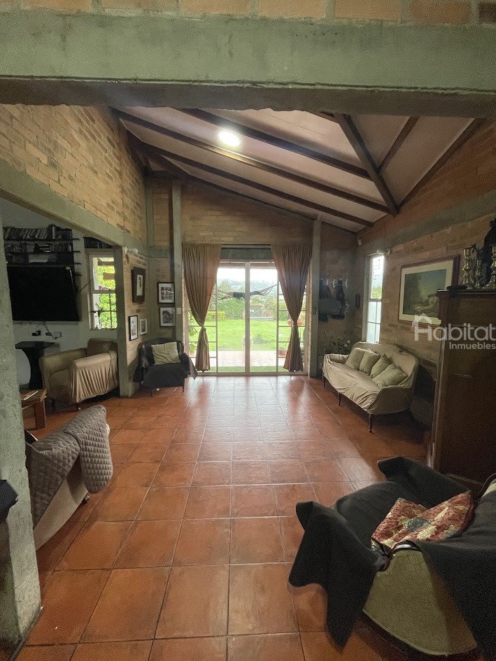 CASA CAMPESTRE EN CLARETE