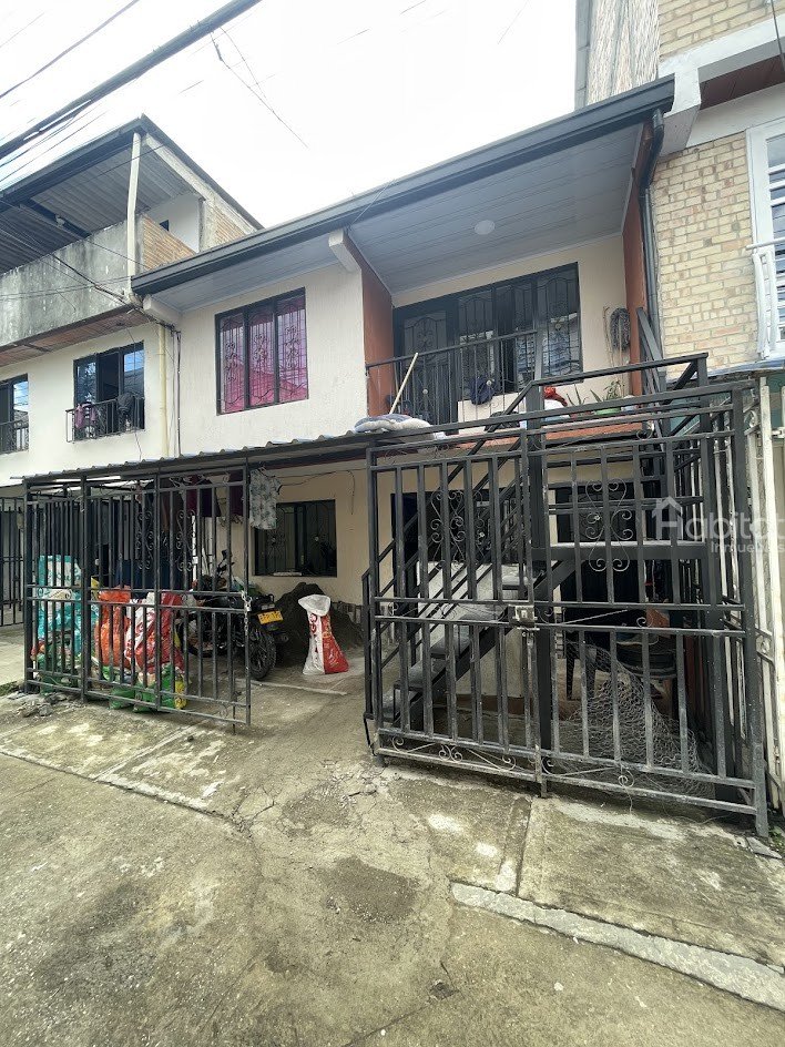 LOMAS DE GRANADA BIFAMILIAR SEMI-VEHICULAR