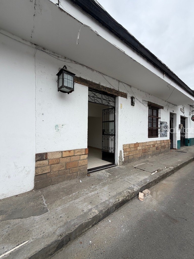 LOCAL EN EL CENTRO / FRENTE AL SENA